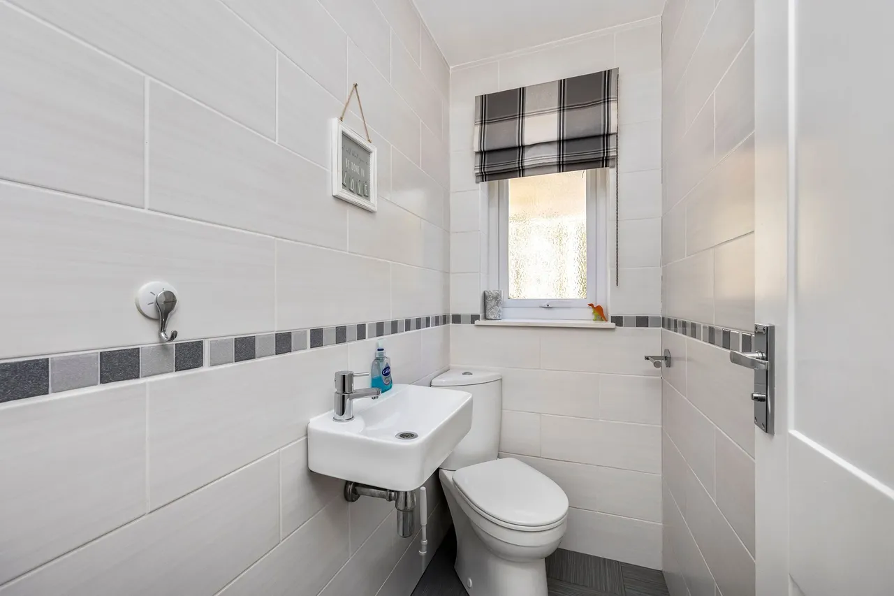 Corunna Drive, Horsham, RH13, photo 6