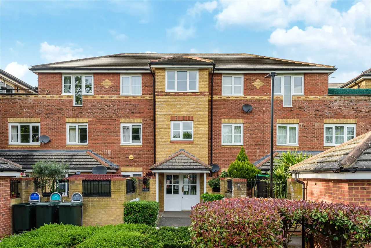 3 bed flat for sale — The Cygnets, Feltham, TW13 6NA