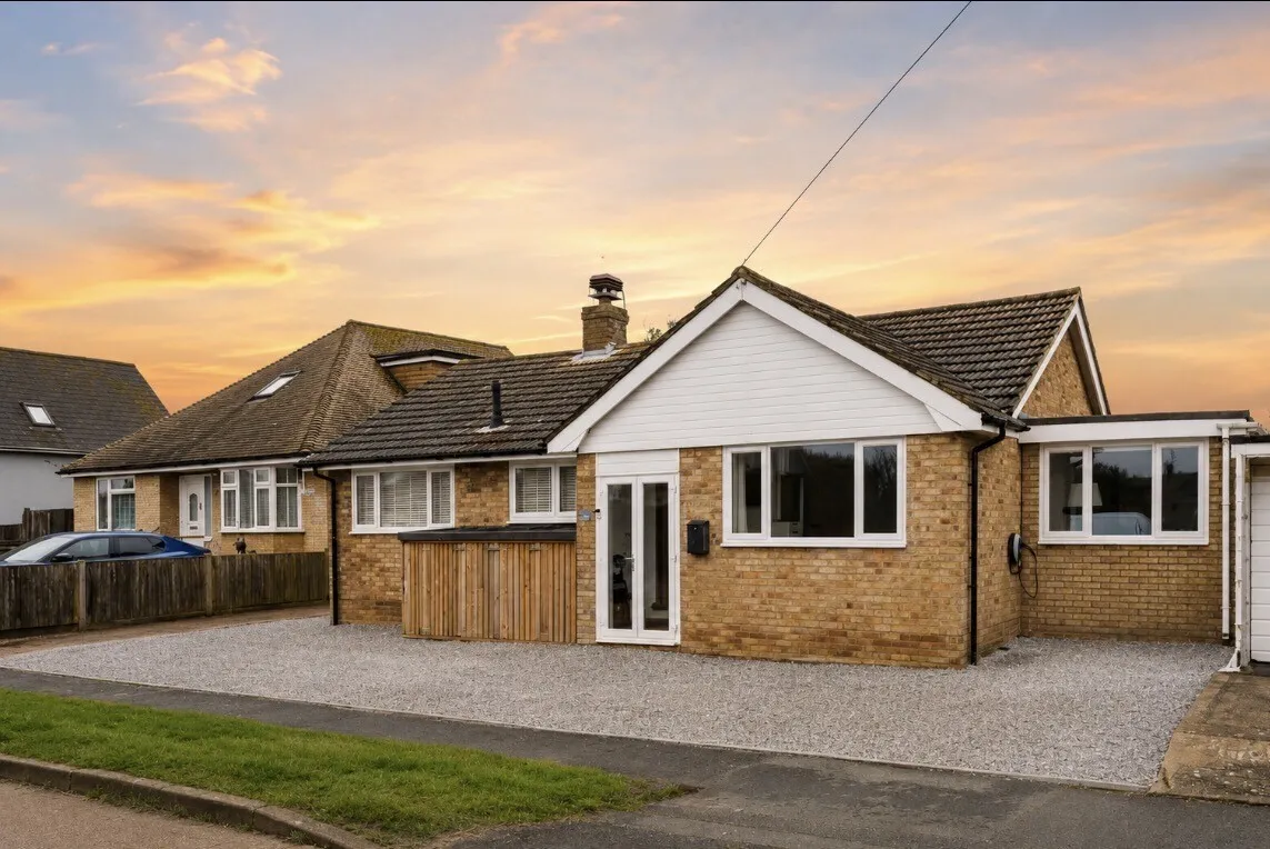 3 bed house for sale — Capel Avenue, Peacehaven