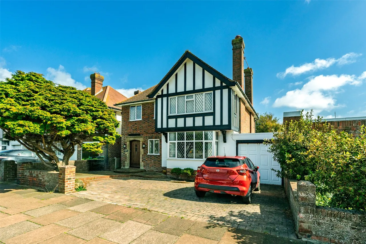 4 bed house for sale, George V Avenue, Worthing, BN11