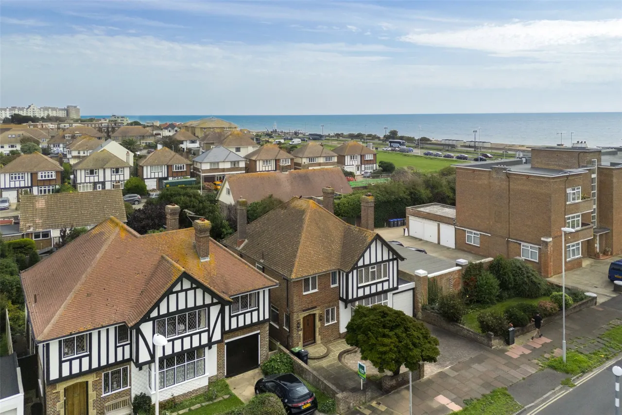 George V Avenue, Worthing, BN11, photo 2