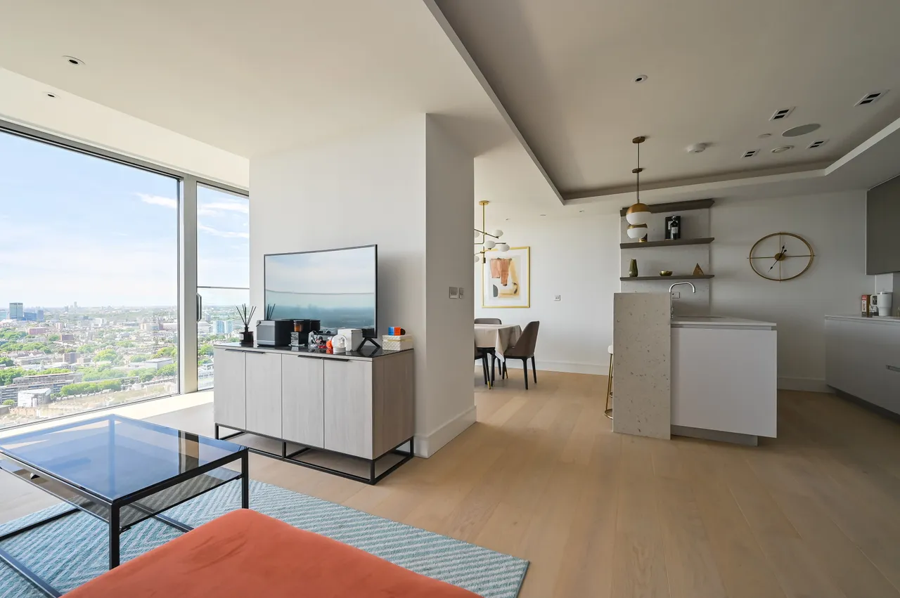 3 bed flat for sale — Apartment 230, Carrara Tower, LONDON