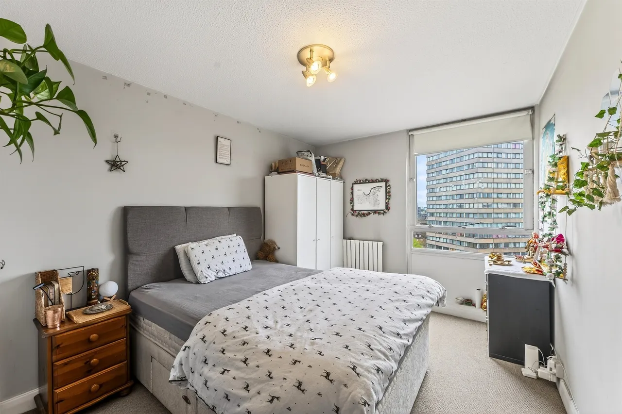 2 bed flat for sale — Bramlands Close, London