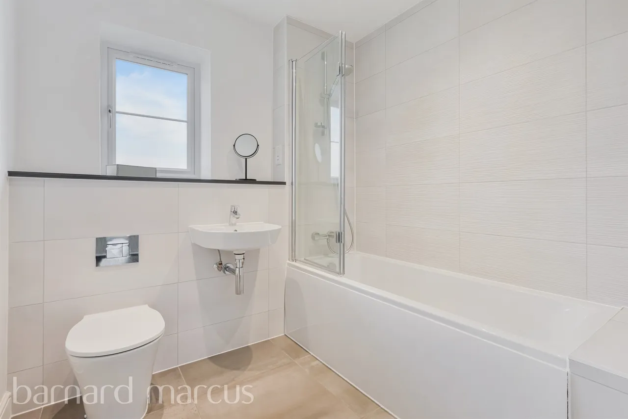 Ceres Crescent, Epsom, KT17, photo 9