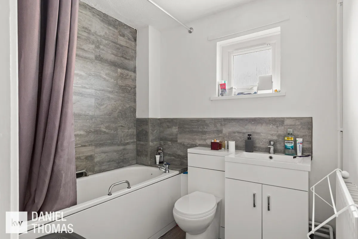 Daniel Thomas, Badburgham Court, EN9, photo 5