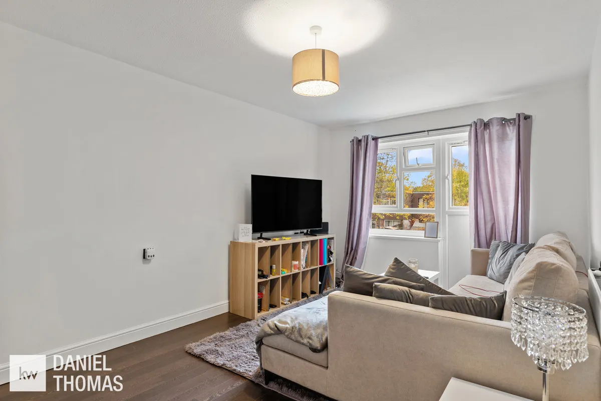 Daniel Thomas, Badburgham Court, EN9, photo 2