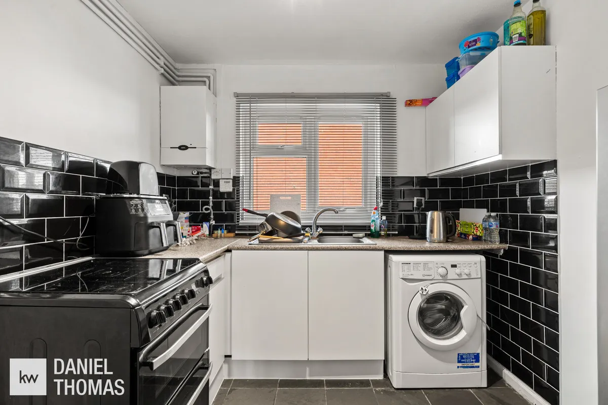 Daniel Thomas, Badburgham Court, EN9, photo 4