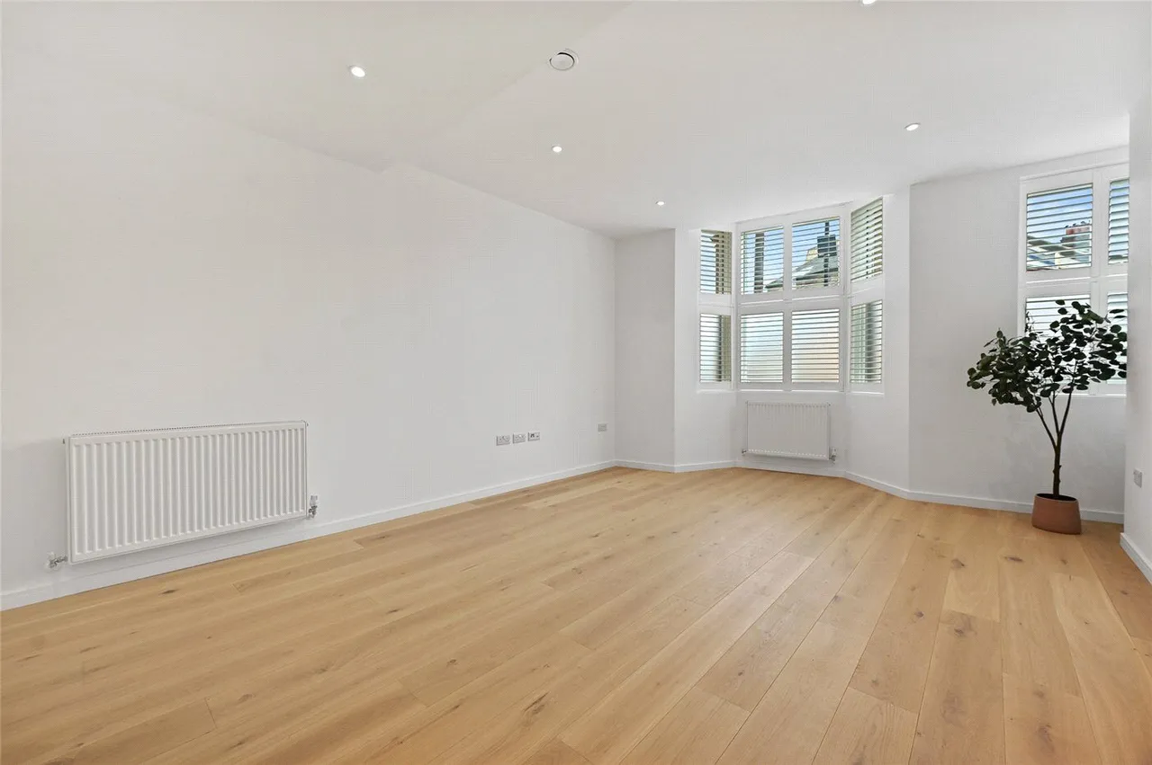 2 bed flat for sale, Jeddo Road, London, W12