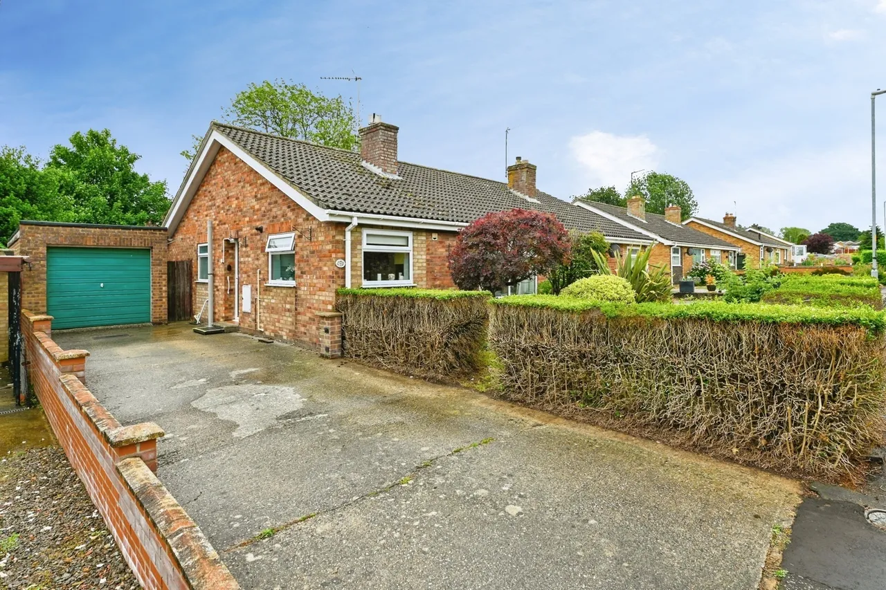 2 bed house for sale — Willow Road, Downham Market, Norfolk, PE38