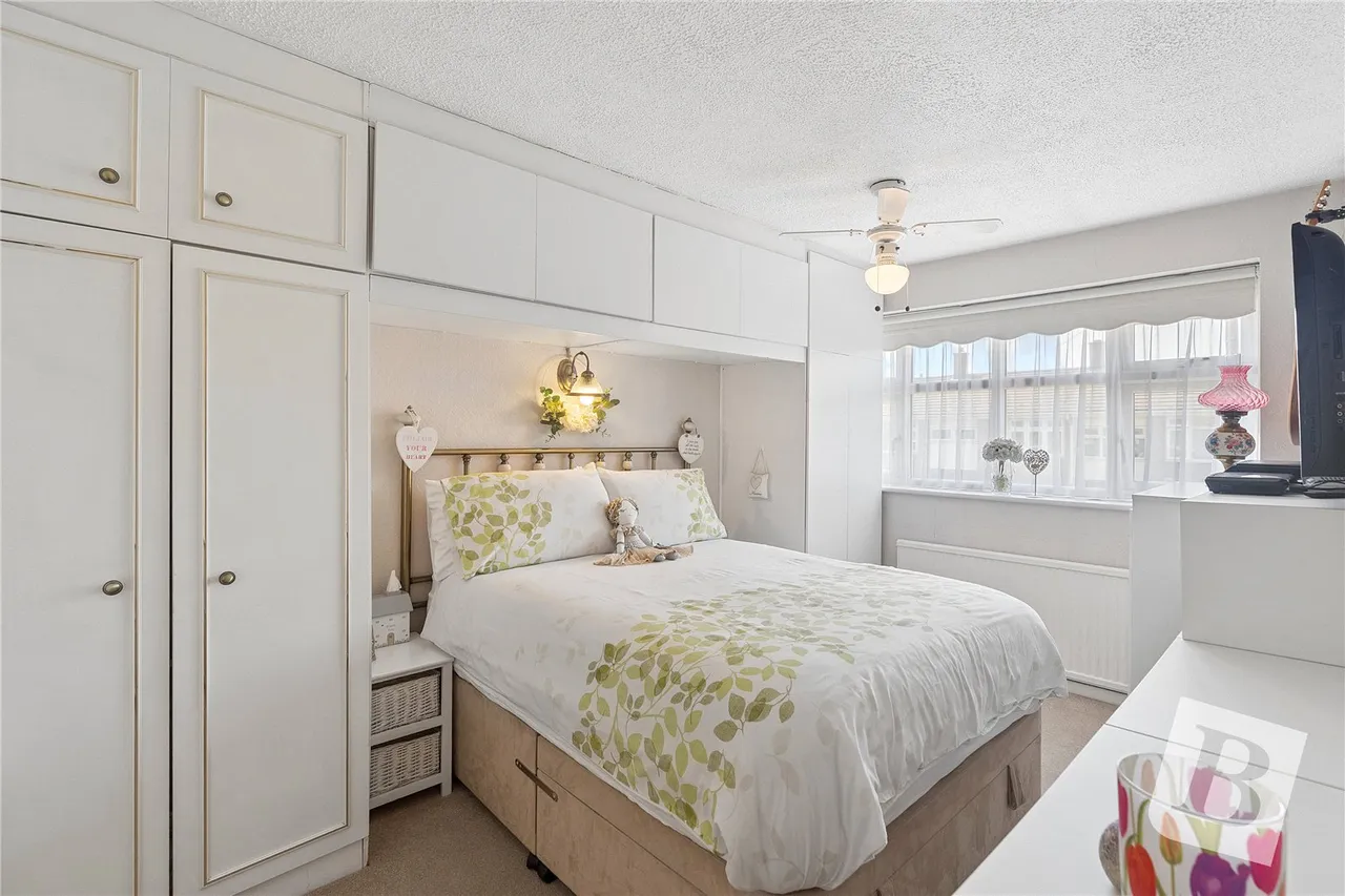 3 bed house for sale — Peregrine Walk, Hornchurch, RM12