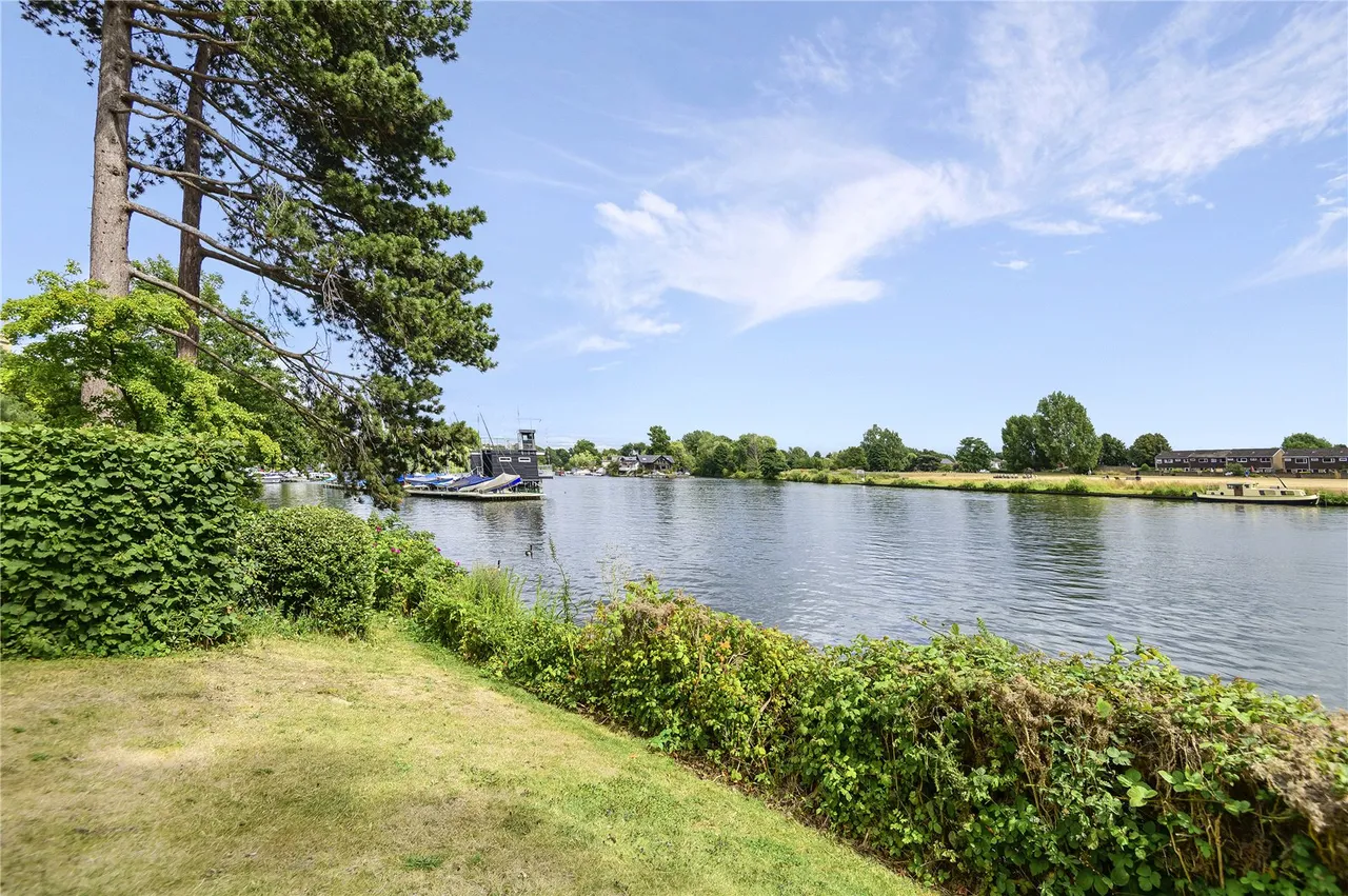 Thames Close, Hampton, TW12 2ET, photo 2