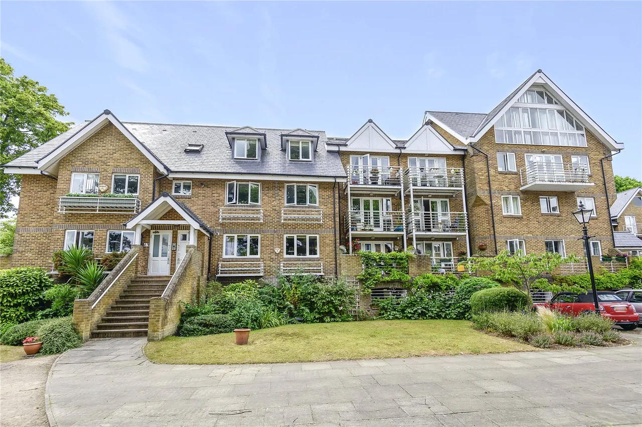 2 bed flat for sale — Thames Close, Hampton, TW12 2ET