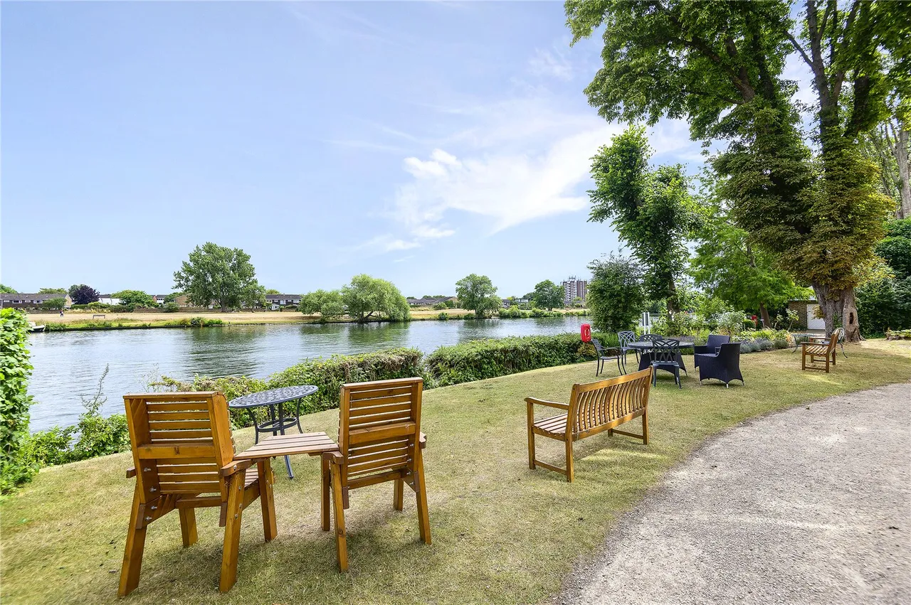 Thames Close, Hampton, TW12 2ET, photo 8