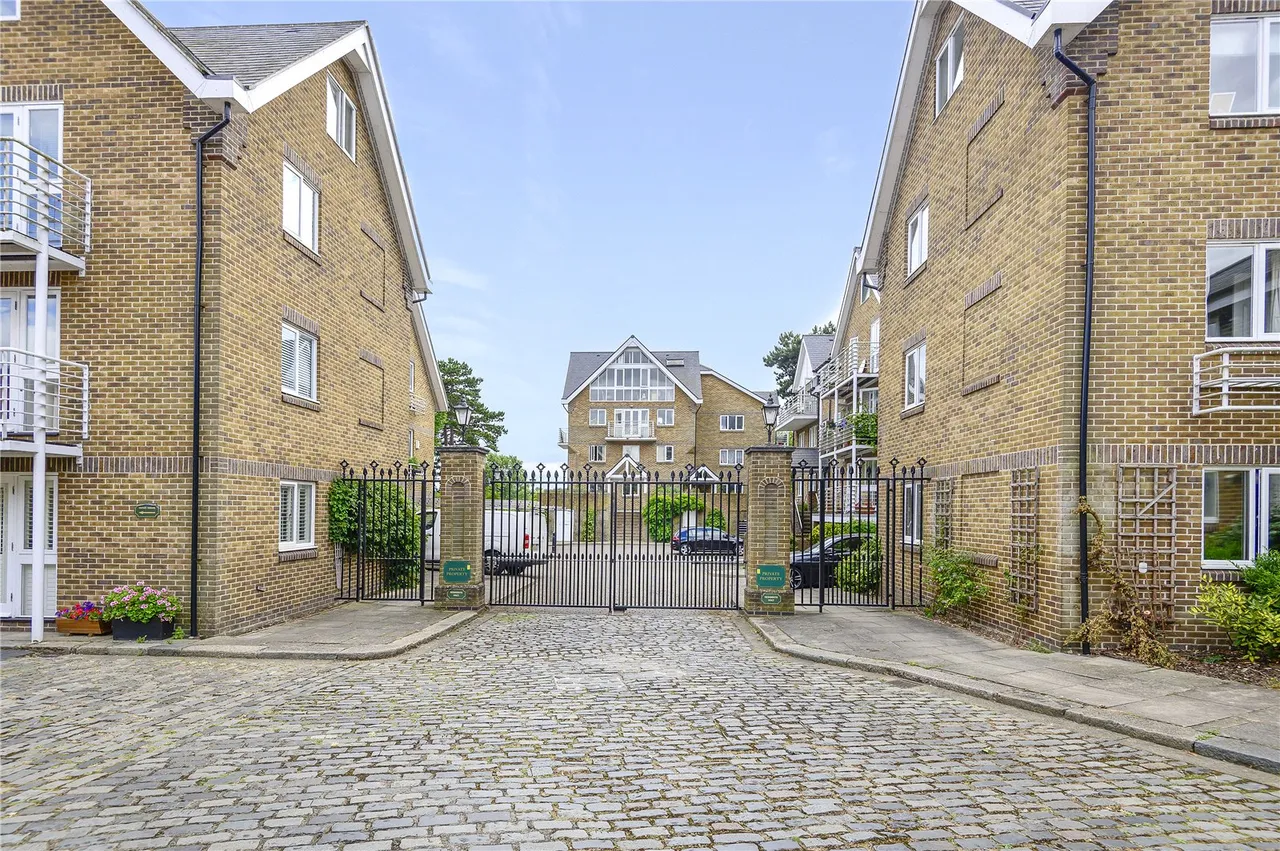 Thames Close, Hampton, TW12 2ET, photo 10