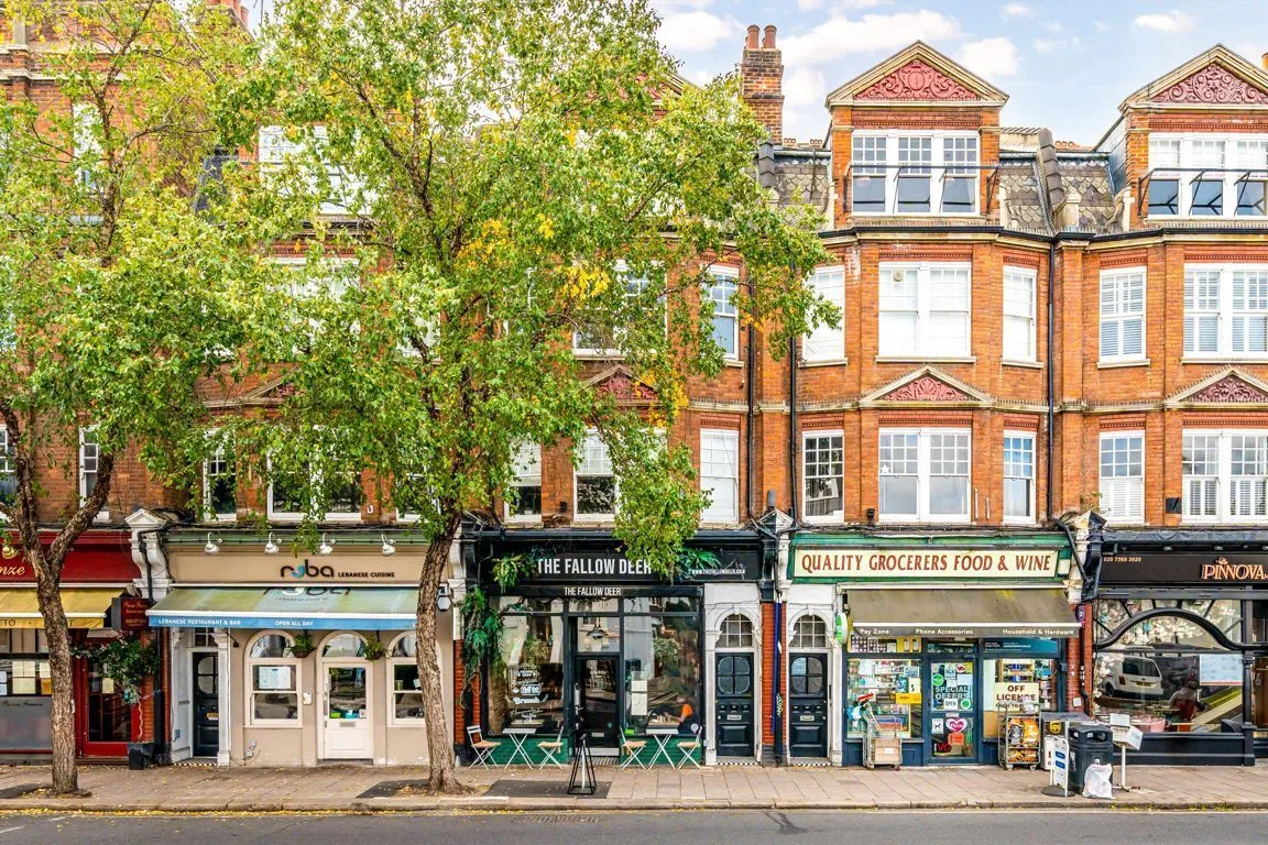 3 bed property to rent, High Street, Teddington, TW11