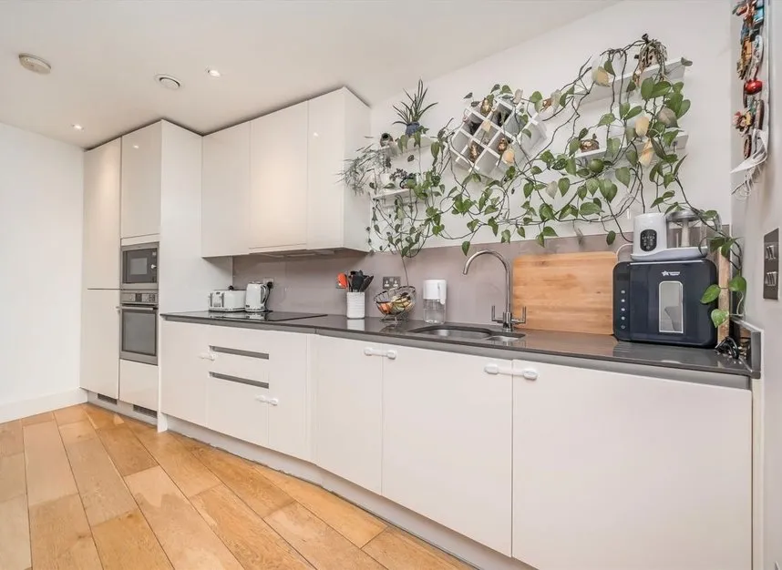 Narrowboat Avenue, Brentford, TW8, photo 4