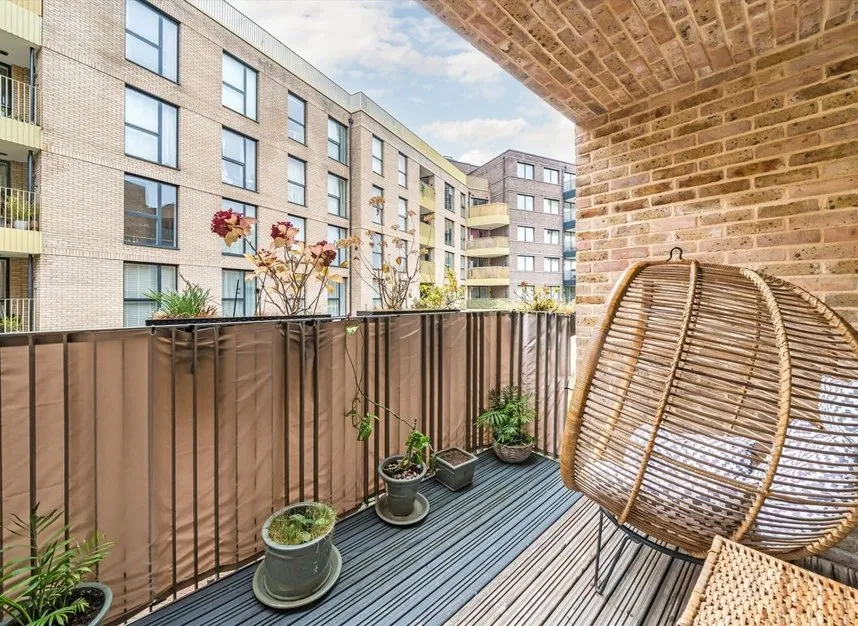 Narrowboat Avenue, Brentford, TW8, photo 7