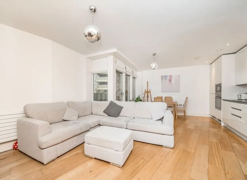 Narrowboat Avenue, Brentford, TW8, photo 2