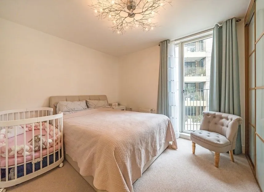 Narrowboat Avenue, Brentford, TW8, photo 6
