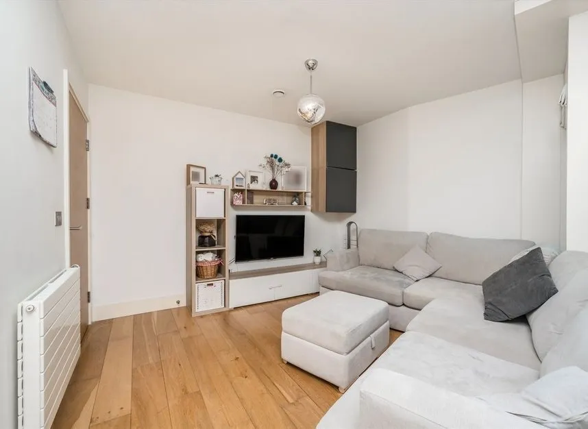 Narrowboat Avenue, Brentford, TW8, photo 5