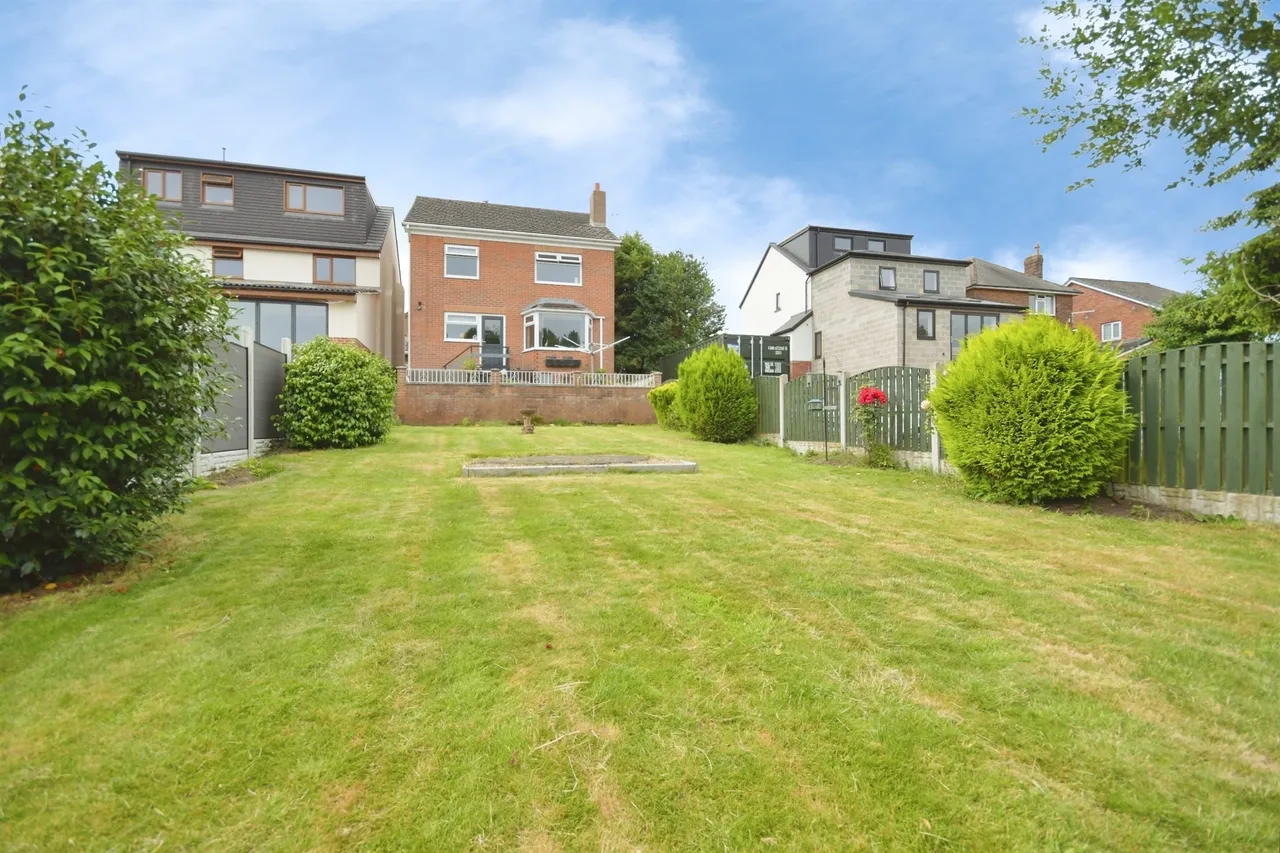 4 bed house for sale — Linden Crescent, Stocksbridge, Sheffield