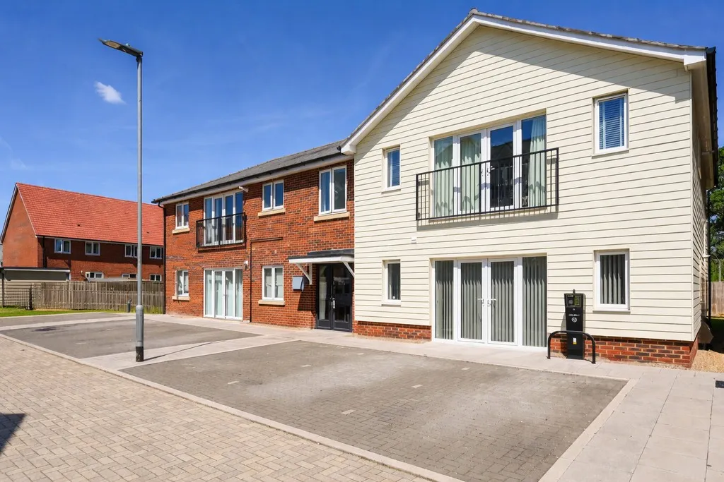 2 bed flat for sale, Mytchett, Camberley