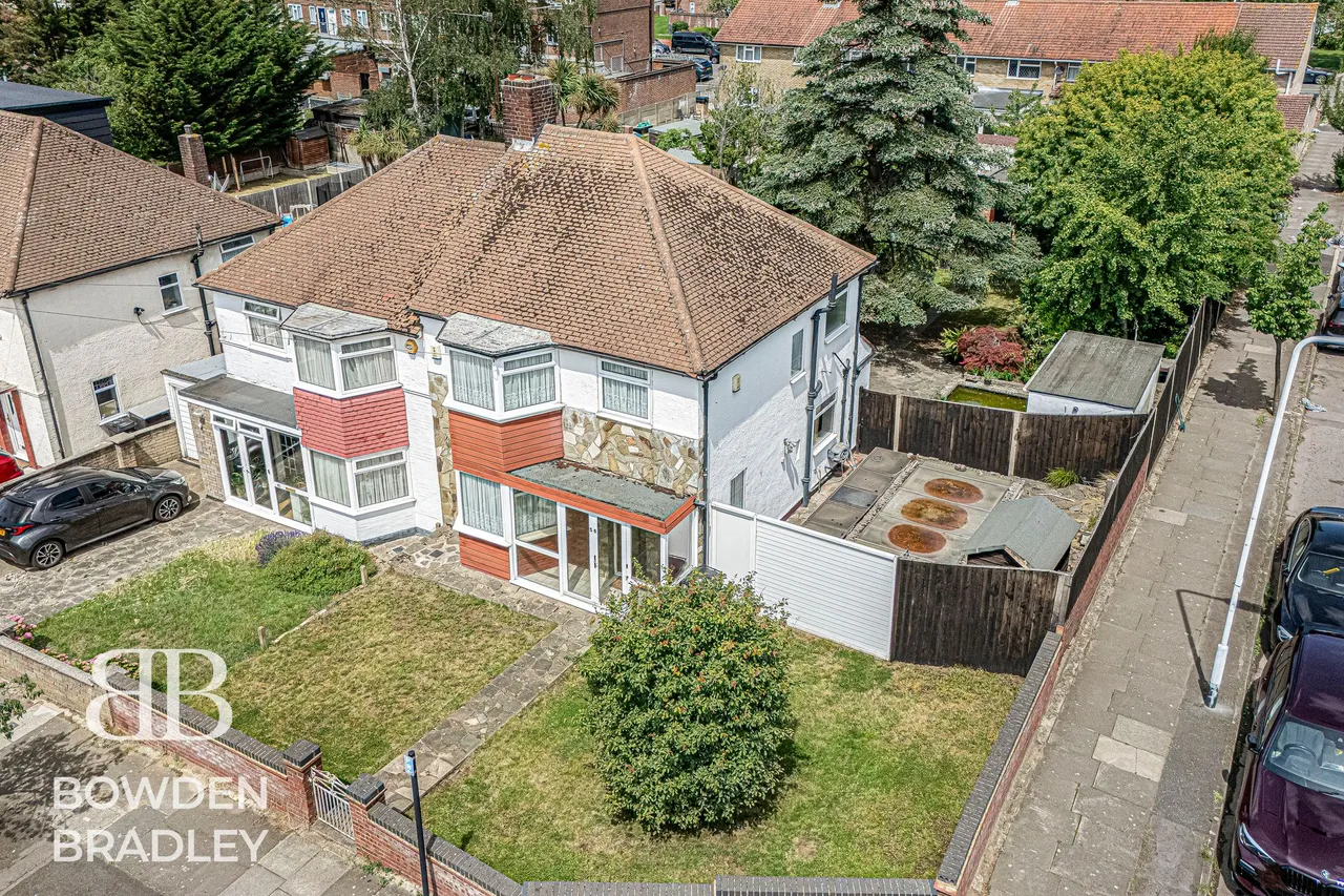 3 bed house for sale — Basildon Avenue, Clayhall, IG5