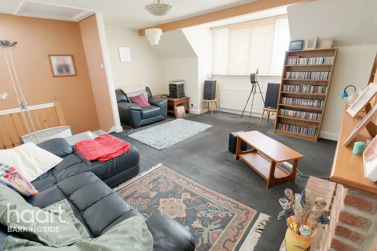 New North Road, Hainault, IG6, photo 2