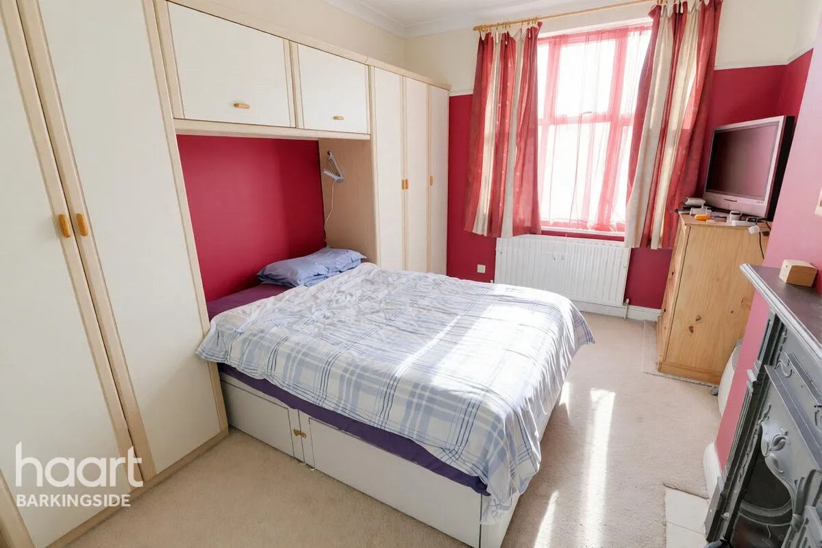 New North Road, Hainault, IG6, photo 9