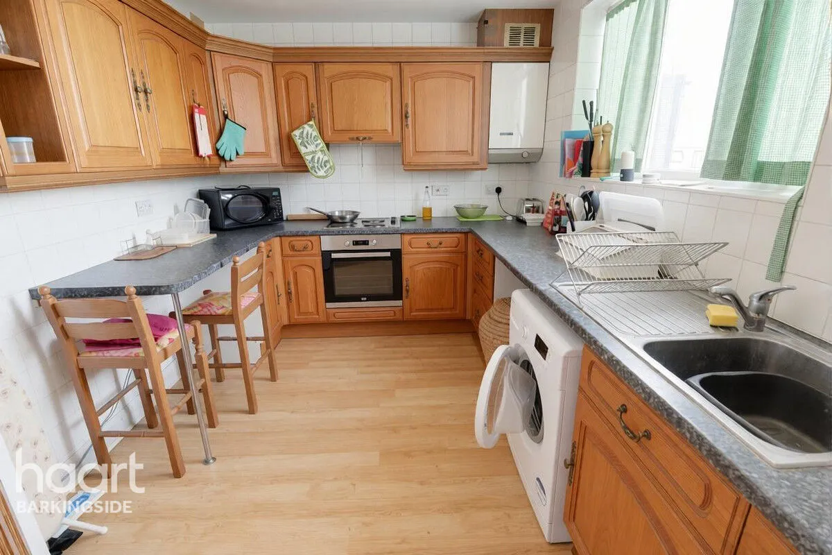 New North Road, Hainault, IG6, photo 6