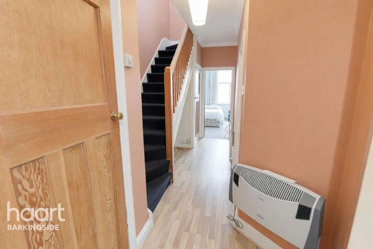 New North Road, Hainault, IG6, photo 11