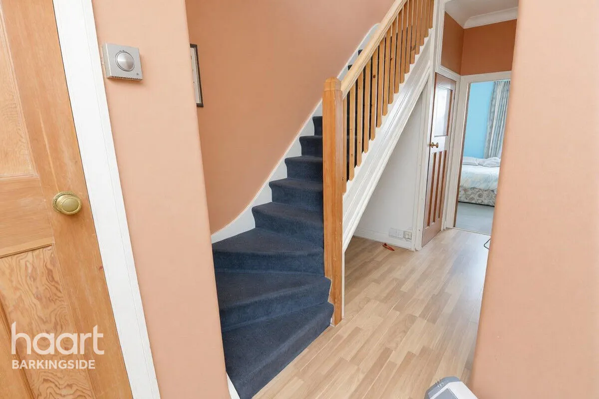 New North Road, Hainault, IG6, photo 5