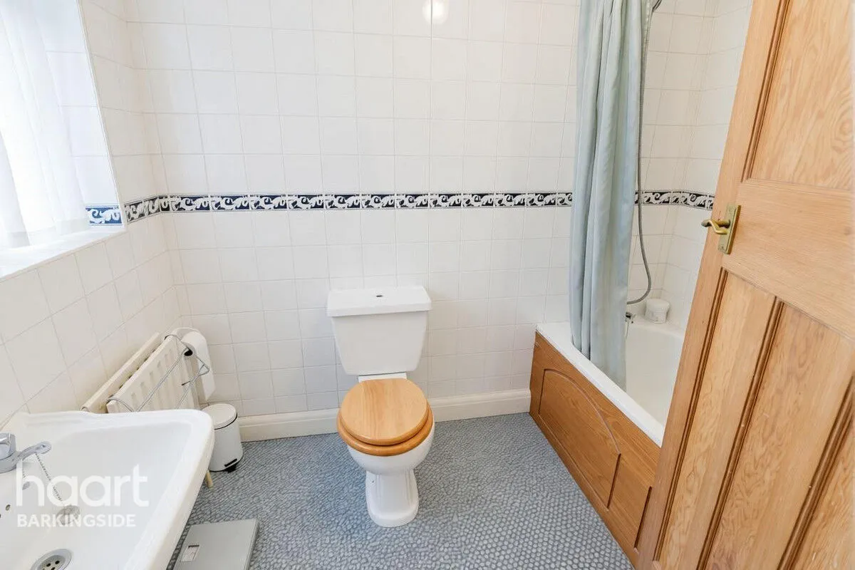New North Road, Hainault, IG6, photo 10