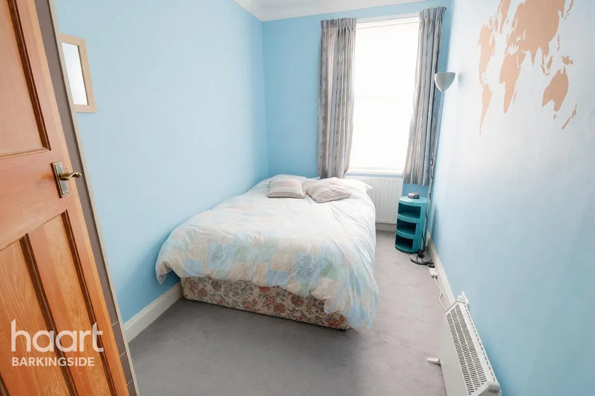 New North Road, Hainault, IG6, photo 4