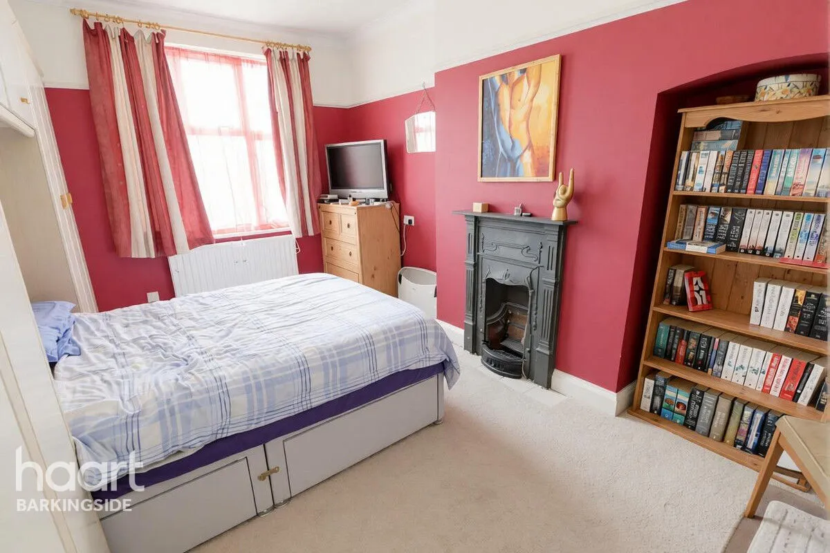 New North Road, Hainault, IG6, photo 3
