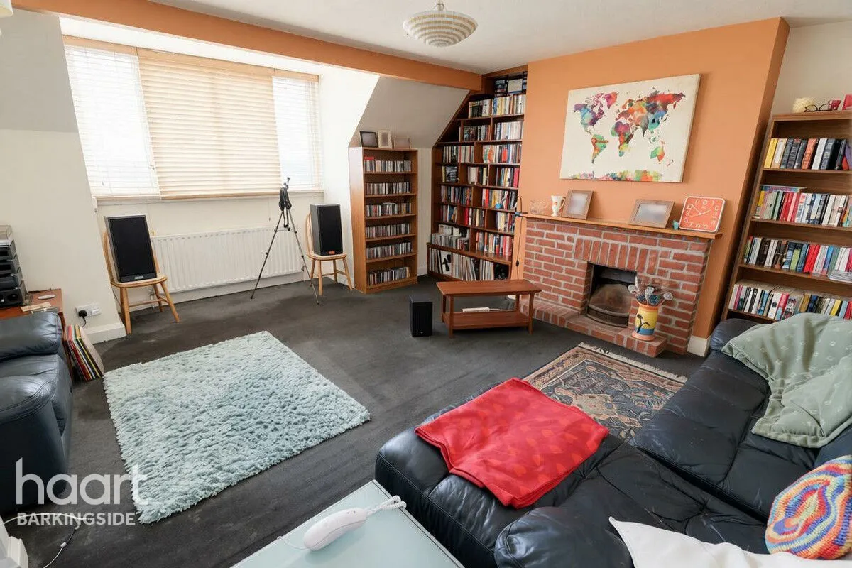 New North Road, Hainault, IG6, photo 7