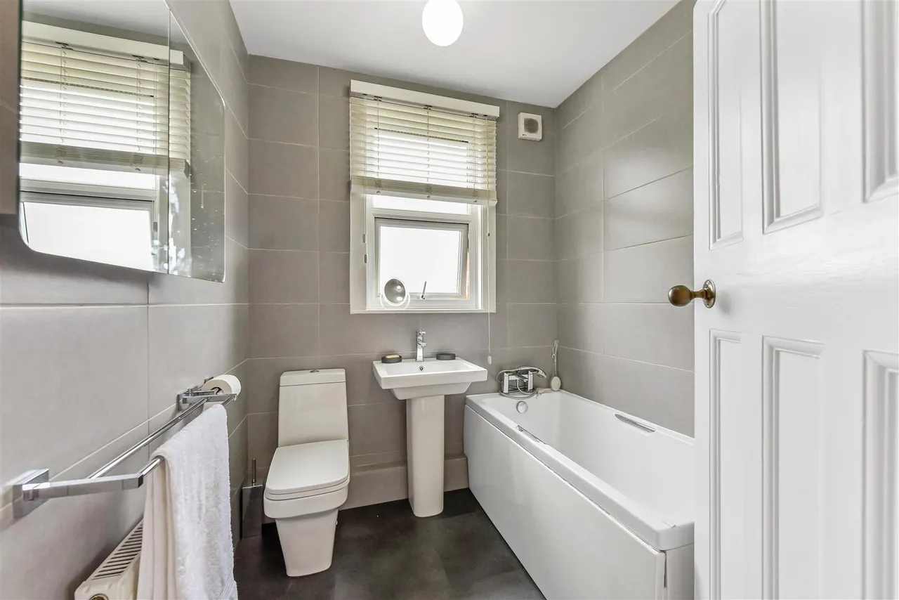 Hedge Lane, Palmers Green, N13, photo 19