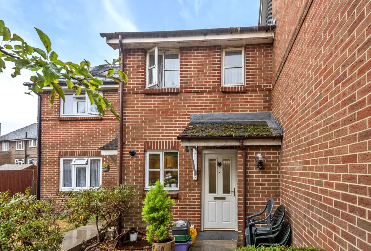 2 bed house for sale — Pearce Close, Mitcham, CR4 2GP