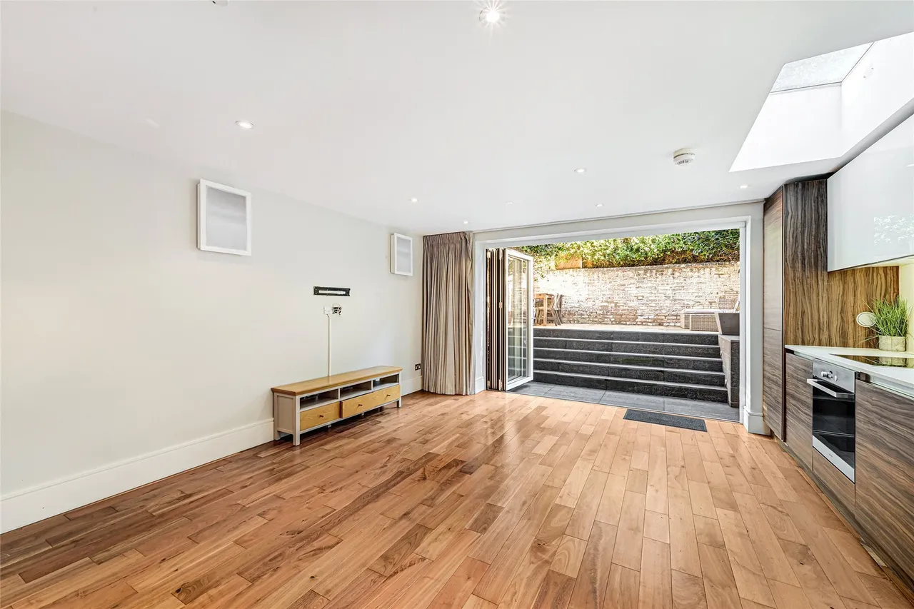 Fulham Palace Road, London, SW6, photo 2