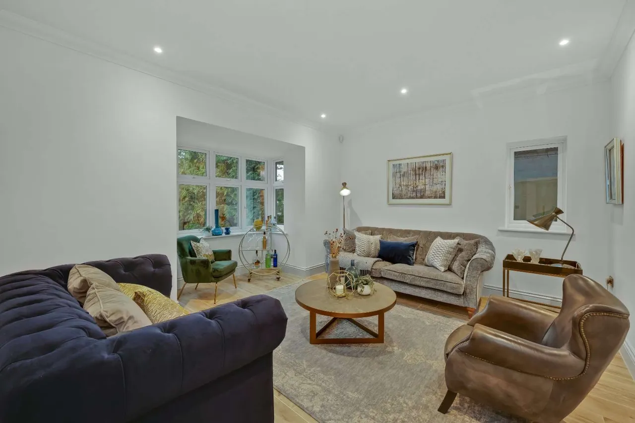 Grove Way, Esher, Surrey, KT10 8HN, photo 2