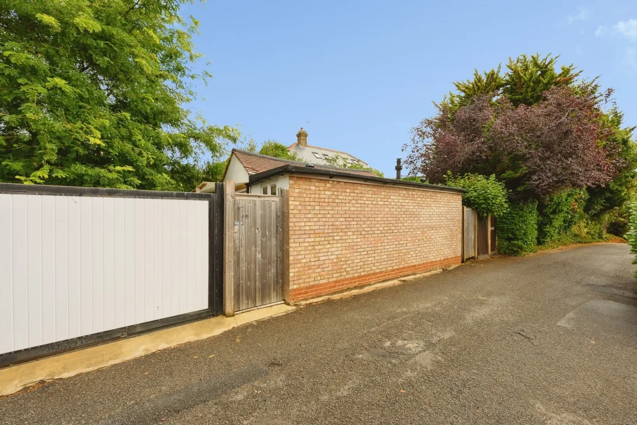 Upper Fairfield Road, Leatherhead, KT22, photo 17
