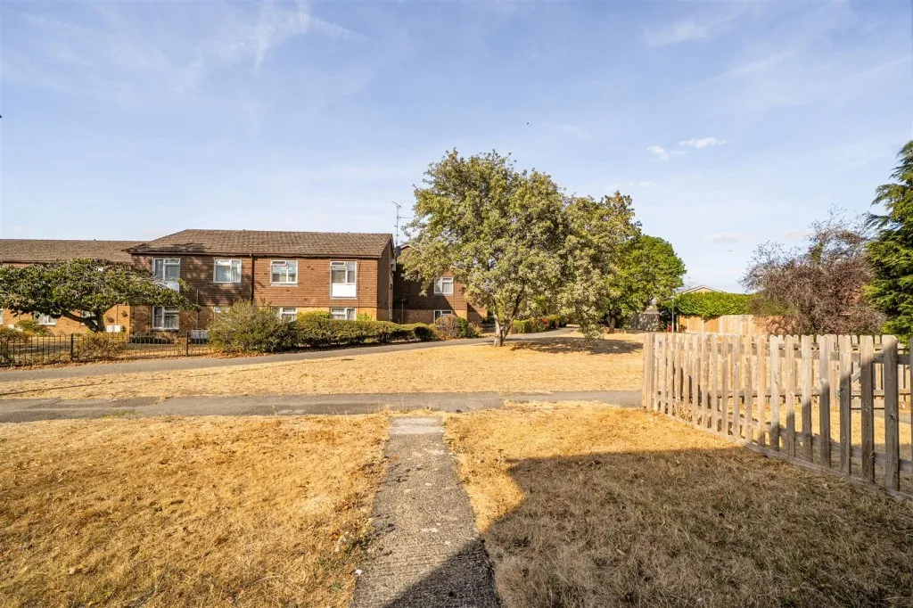 Emmer Green Court, Caversham, photo 12