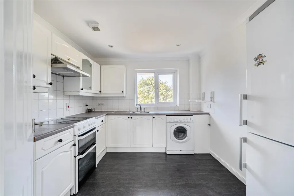 Emmer Green Court, Caversham, photo 5