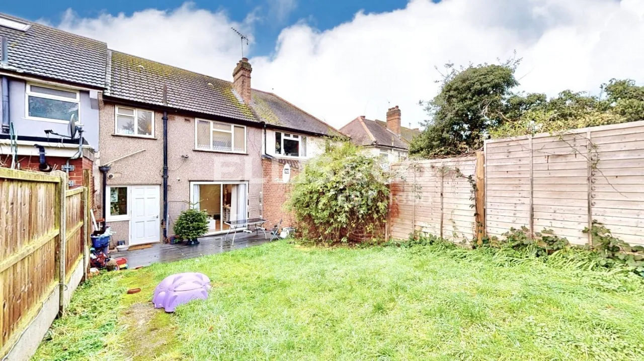 Rosewood Avenue, Greenford, UB6, photo 3