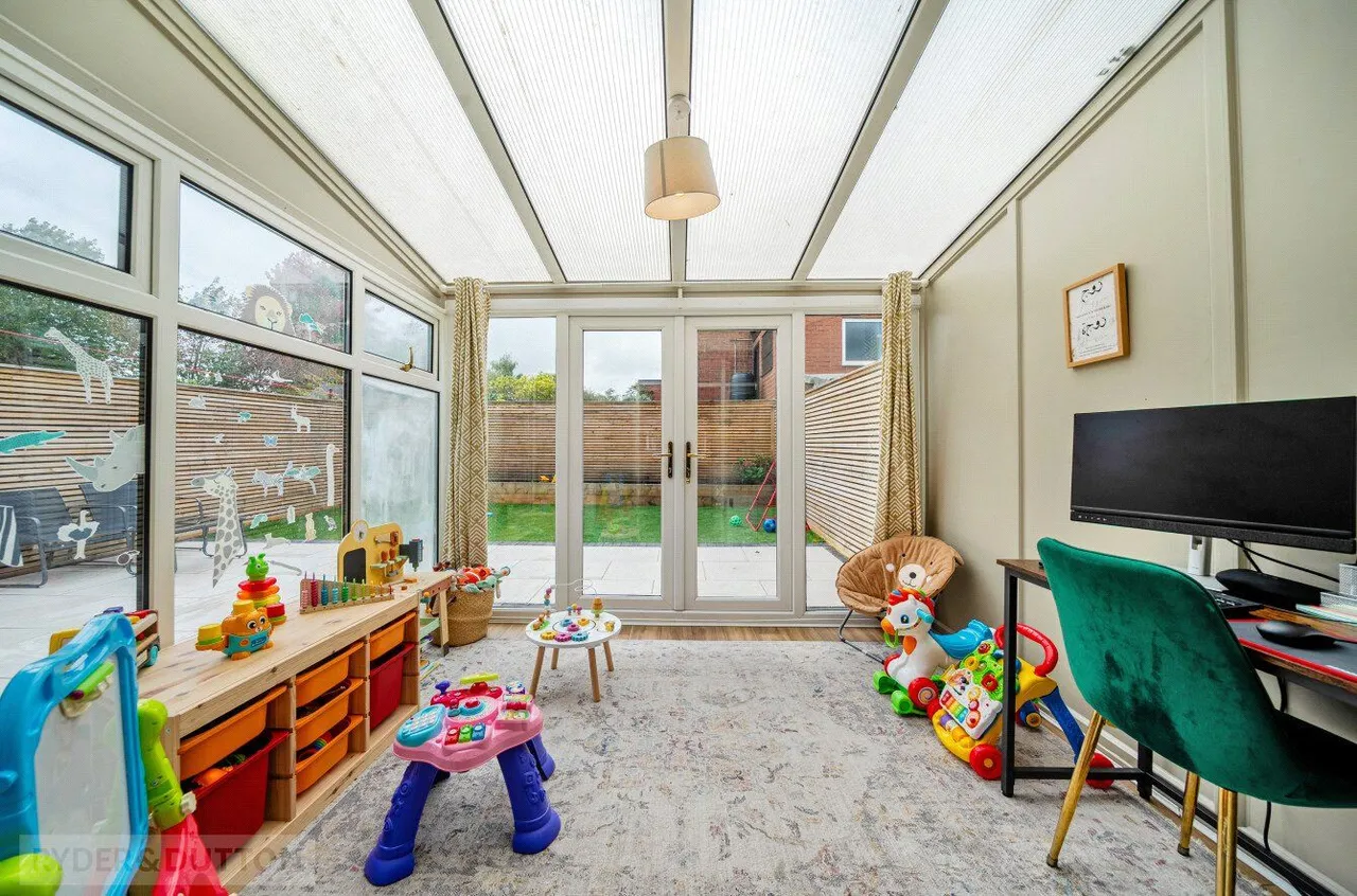 Weston Avenue, Buersil, OL16, photo 4