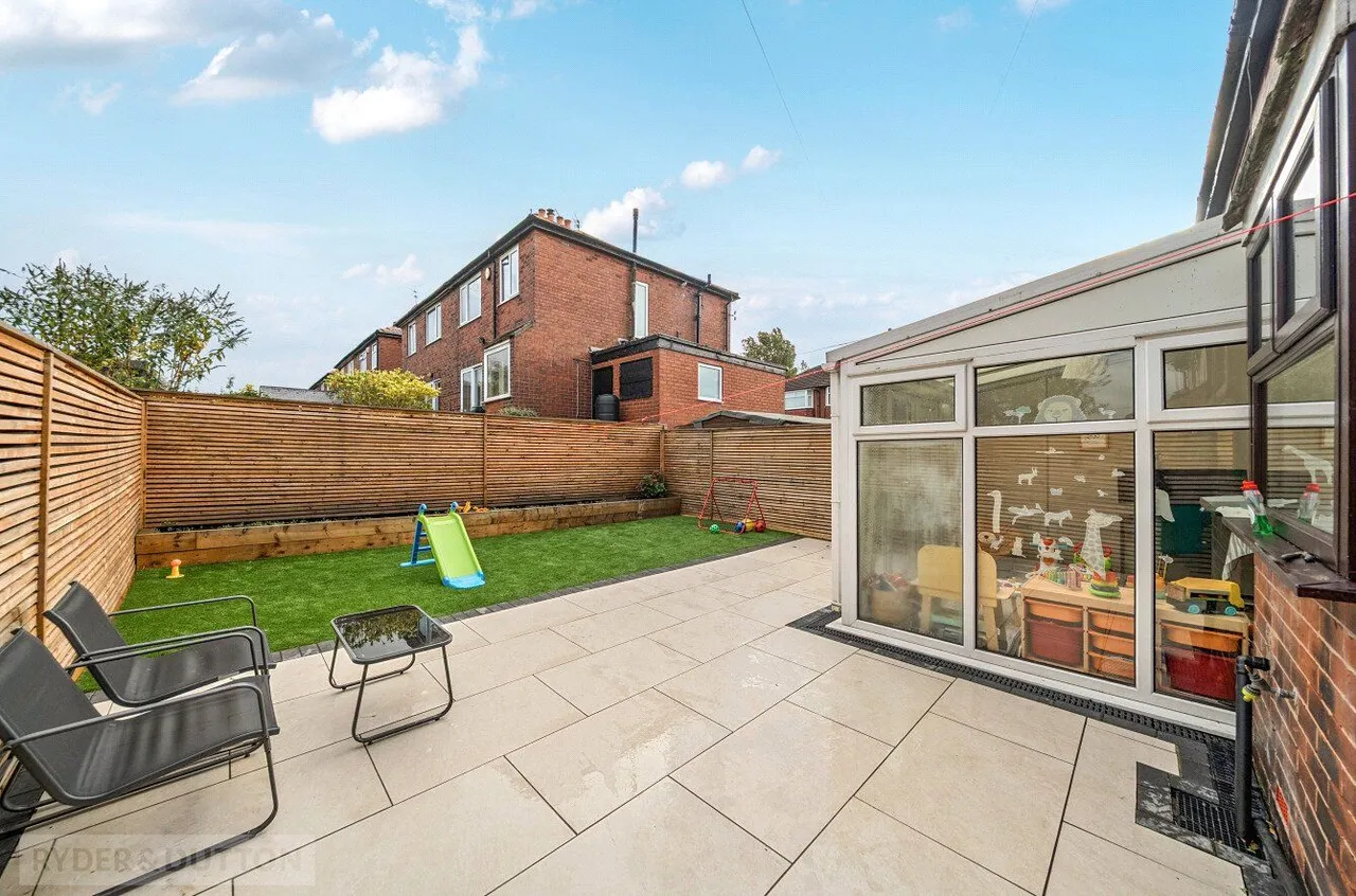Weston Avenue, Buersil, OL16, photo 11