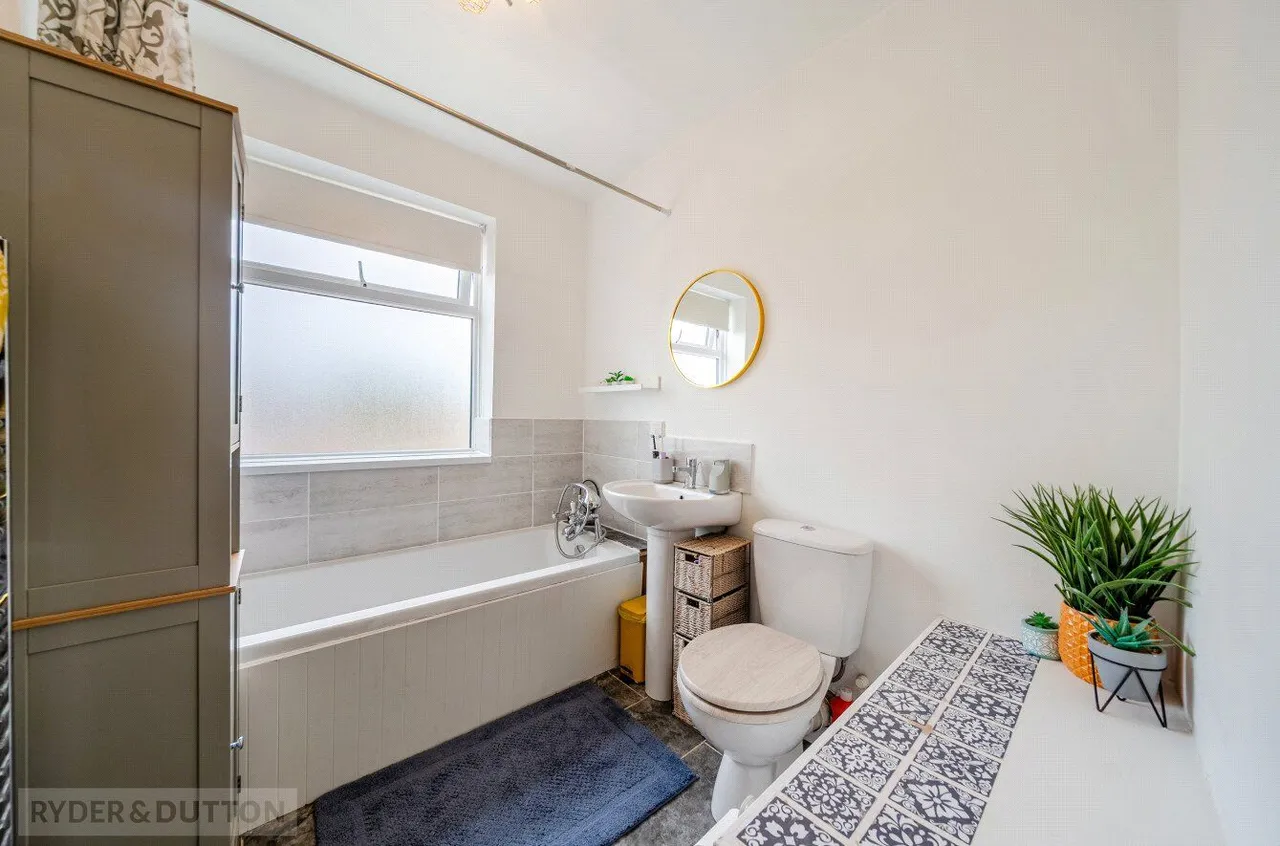 Weston Avenue, Buersil, OL16, photo 9