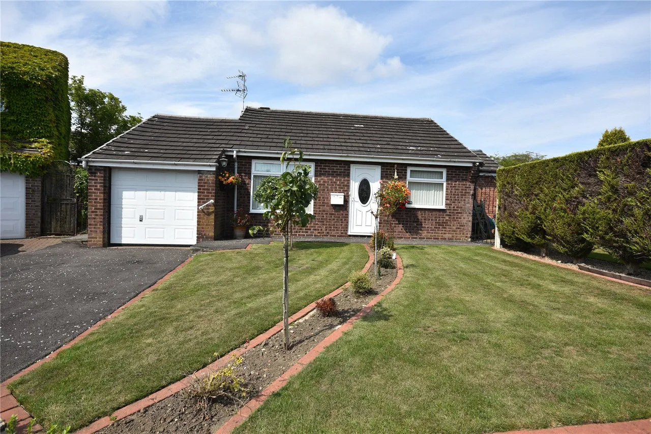 2 bed property for sale, Farnham Croft, Leeds, LS14
