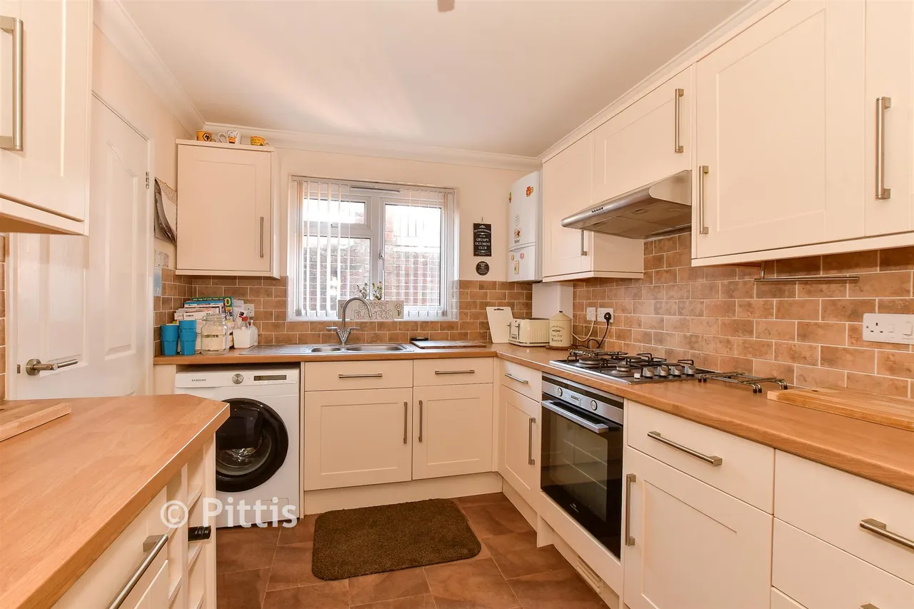 New Road, Brading, PO36, photo 3