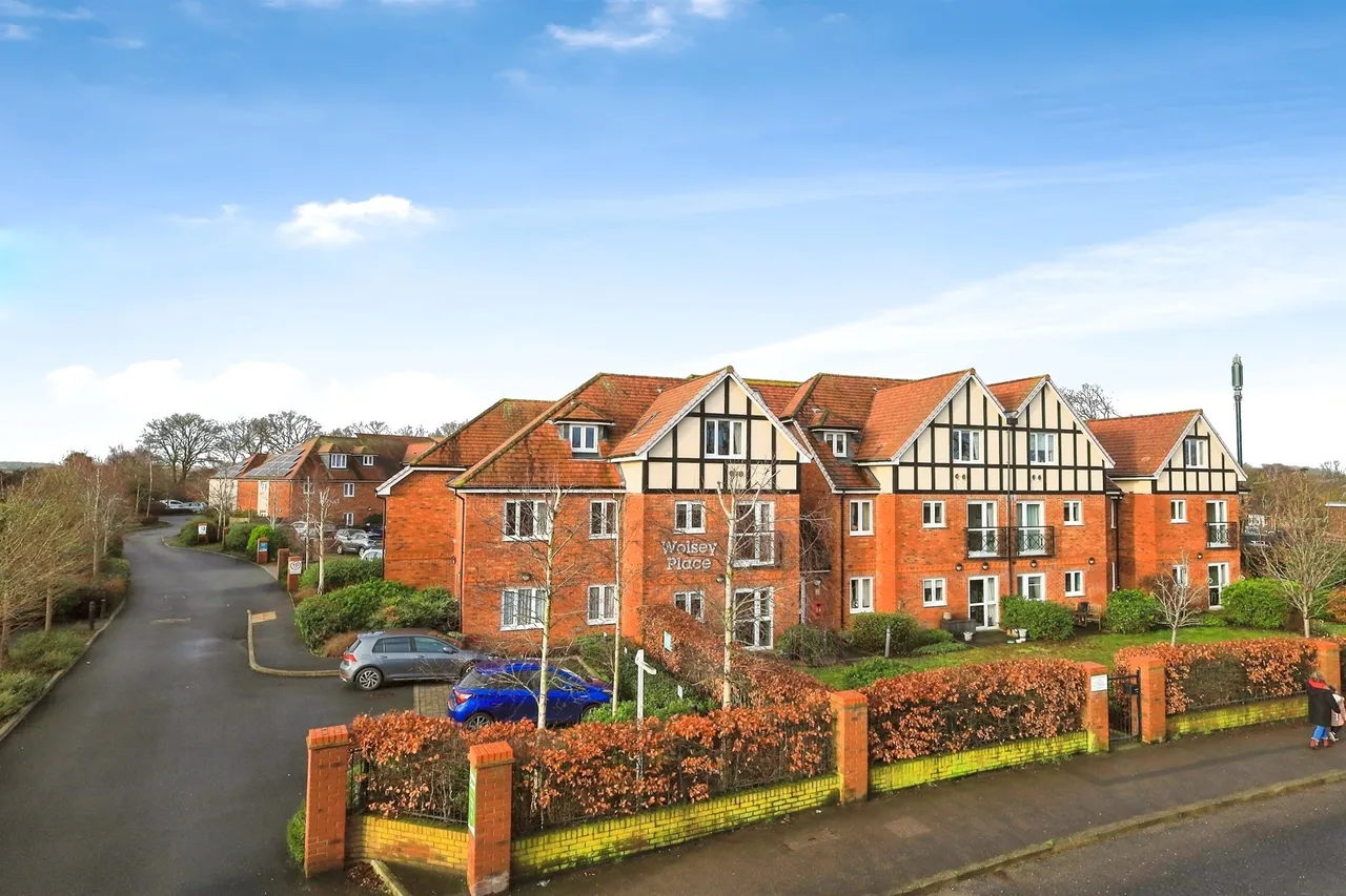 2 bed flat for sale — London Road, Hailsham